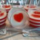 Walentynkowy deser w pucharkach z białej i czerwonej galaretki