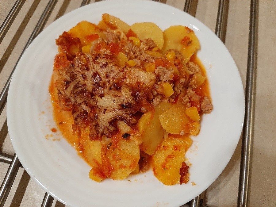Zapiekanka z ziemniakami i mięsem mielonym w pomidorowym sosie