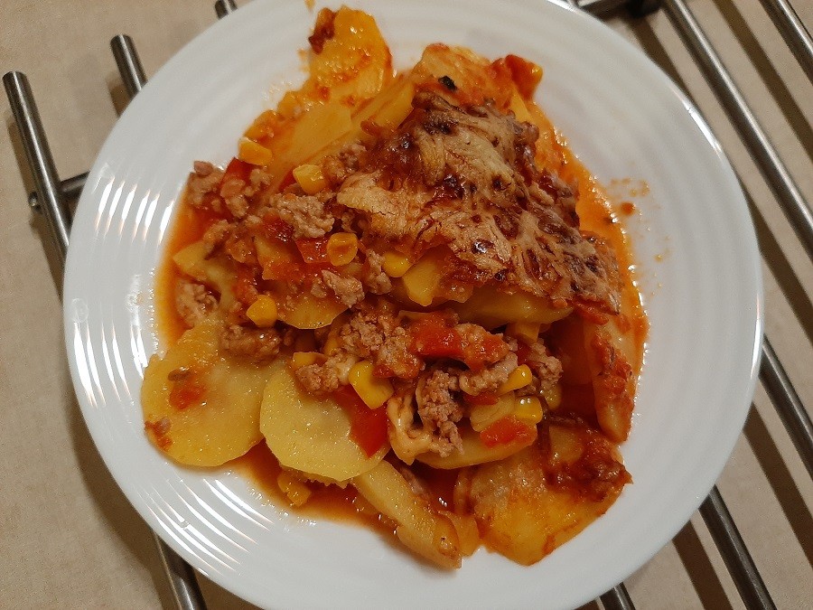 Zapiekanka z ziemniakami i mięsem mielonym w pomidorowym sosie