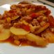 Zapiekanka z ziemniakami i mięsem mielonym w pomidorowym sosie