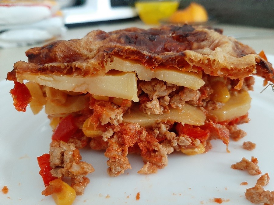 Zapiekanka z ziemniakami i mięsem mielonym w pomidorowym sosie