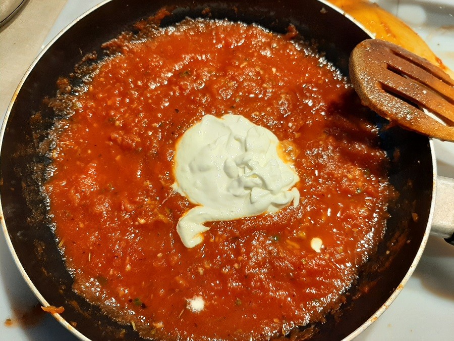 Zapiekanka z ziemniakami i mięsem mielonym w pomidorowym sosie