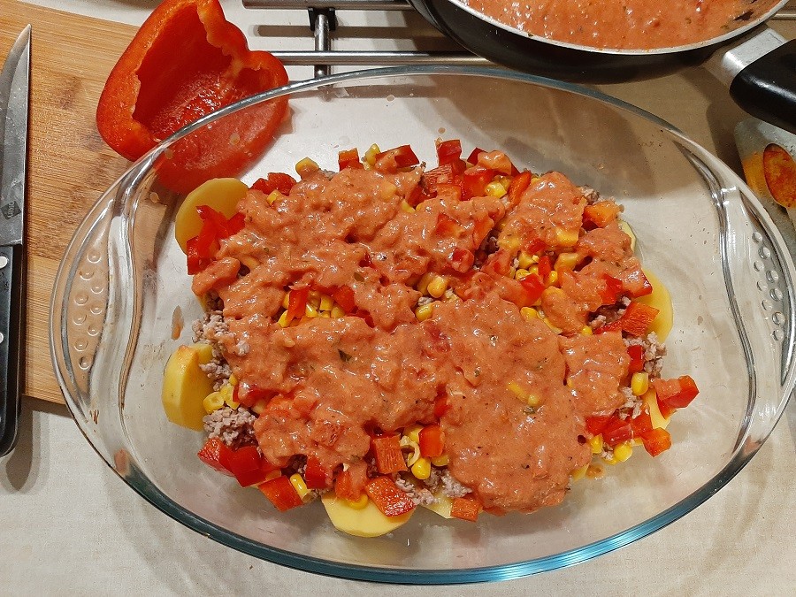 Zapiekanka z ziemniakami i mięsem mielonym w pomidorowym sosie
