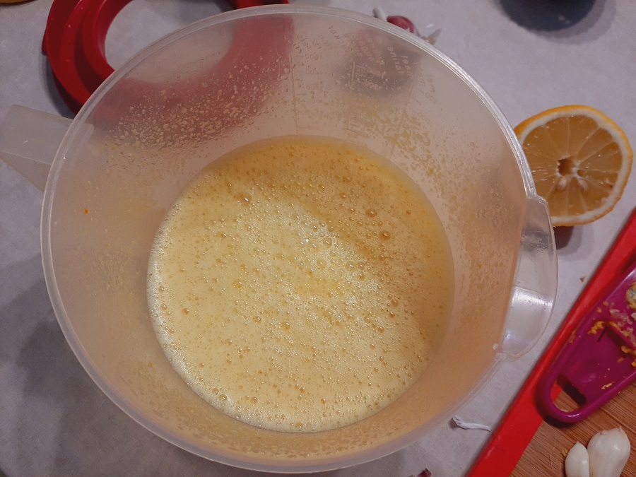 Cytrynowy syrop na odporność z miodem, czosnkiem i imbirem