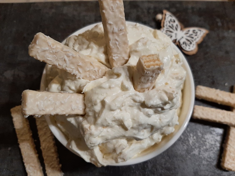 Kokosowy krem z wafelkami i białą czekoladą do tortów, ciast i deserów