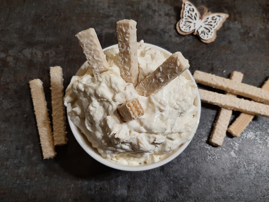 Kokosowy krem z wafelkami i białą czekoladą do tortów, ciast i deserów