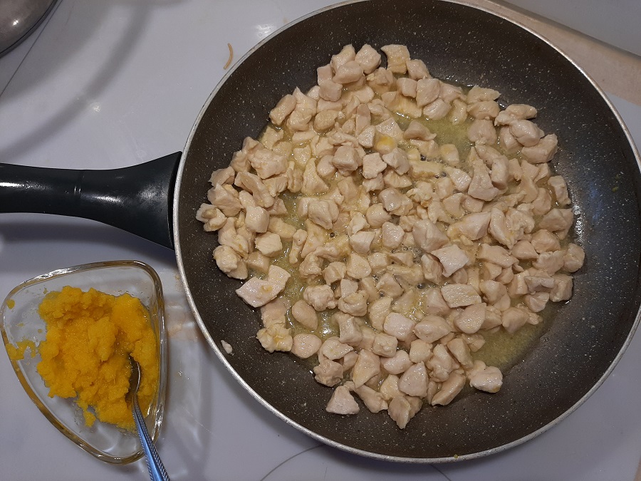 Makaron z kurczakiem i migdałami w sosie cytrynowo-sojowym