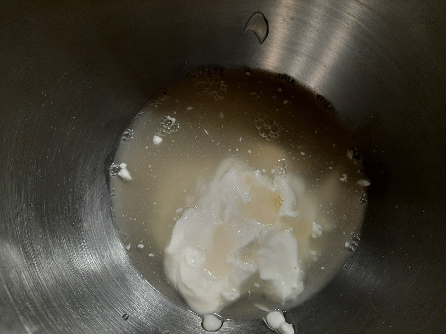 Pyszny krem do tynkowania tortu na bazie serka naturalnego i śmietanki