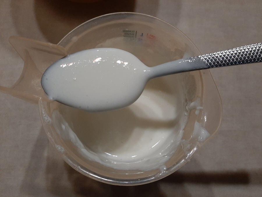 Pyszny krem do tynkowania tortu na bazie serka naturalnego i śmietanki
