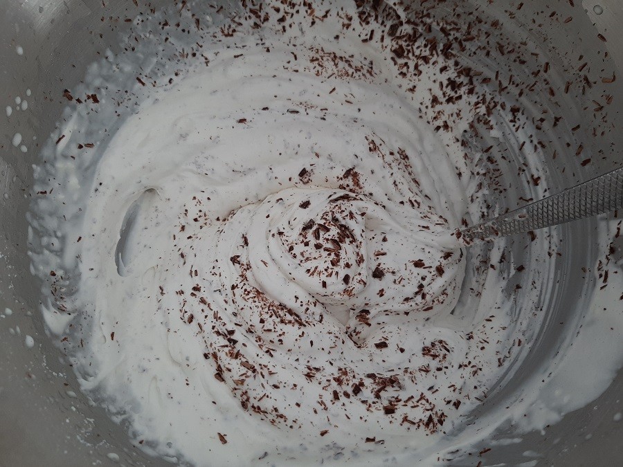 Walentynkowy deser w pucharkach z galaretką, bitą śmietaną i mascarpone