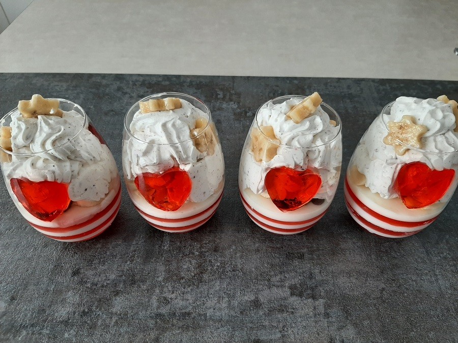 Walentynkowy deser w pucharkach z galaretką, bitą śmietaną i mascarpone