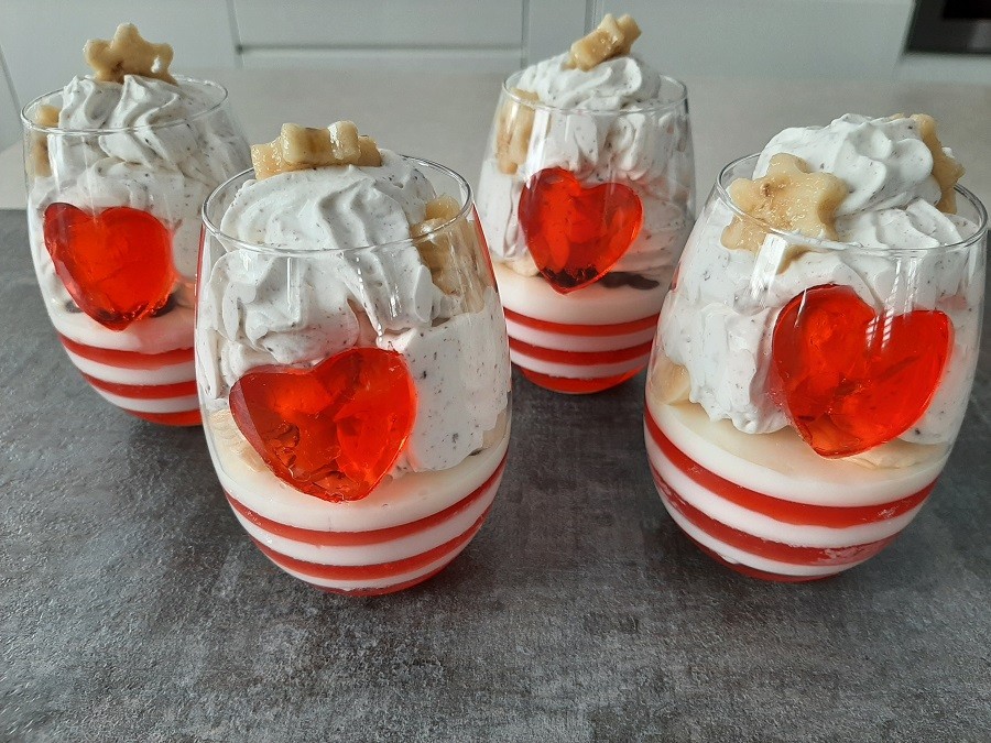 Walentynkowy deser w pucharkach z galaretką, bitą śmietaną i mascarpone