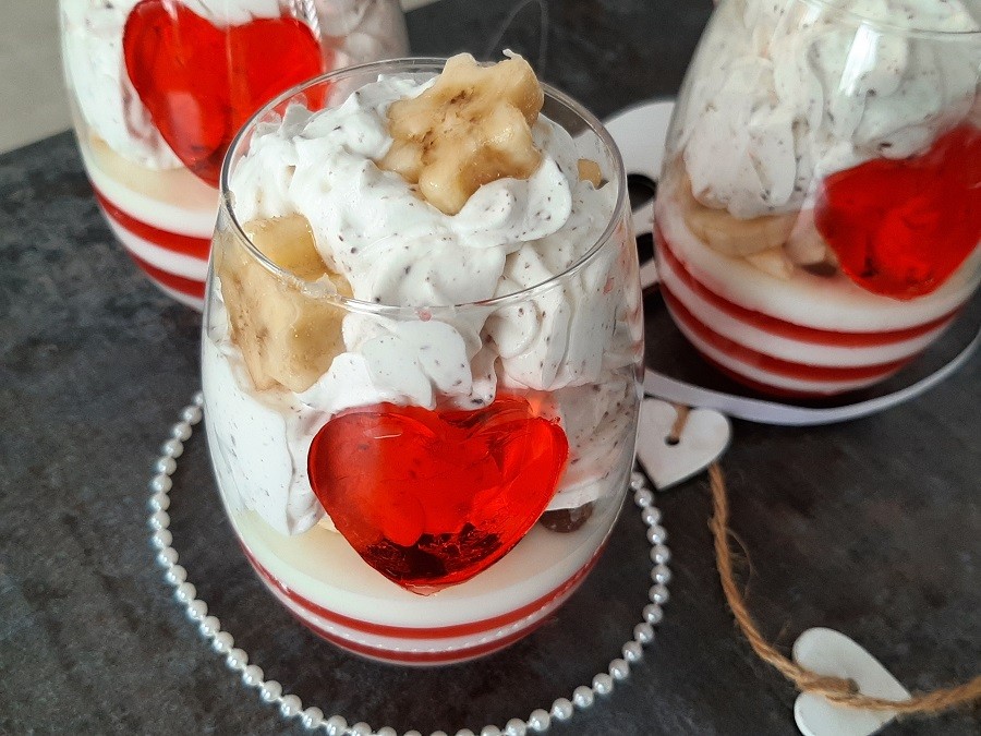 Walentynkowy deser w pucharkach z galaretką, bitą śmietaną i mascarpone