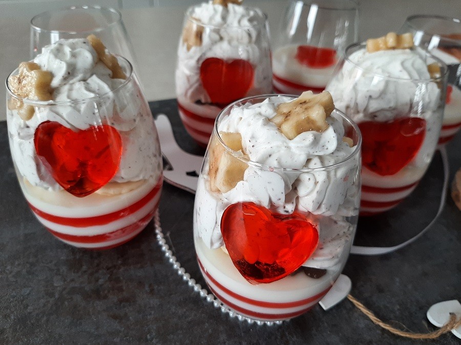 Walentynkowy deser w pucharkach z galaretką, bitą śmietaną i mascarpone