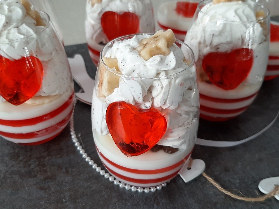 Walentynkowy deser w pucharkach z galaretką, bitą śmietaną i mascarpone