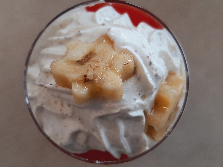 Walentynkowy deser w pucharkach z galaretką, bitą śmietaną i mascarpone
