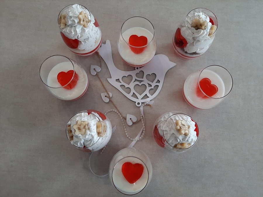 Walentynkowy deser w pucharkach z galaretką, bitą śmietaną i mascarpone