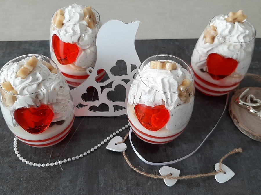 Walentynkowy deser w pucharkach z galaretką, bitą śmietaną i mascarpone