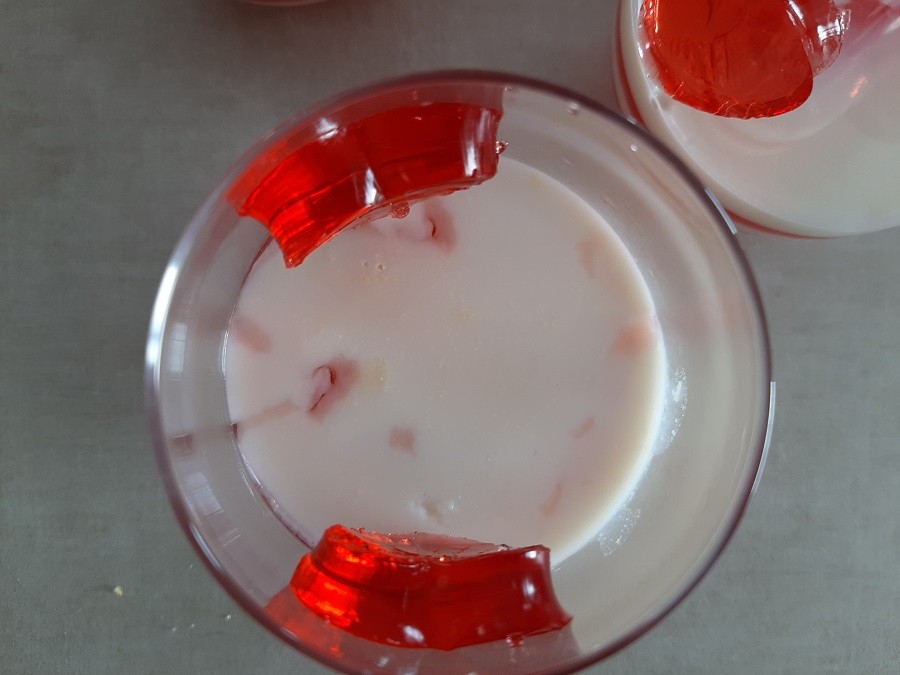 Walentynkowy deser w pucharkach z galaretką, bitą śmietaną i mascarpone