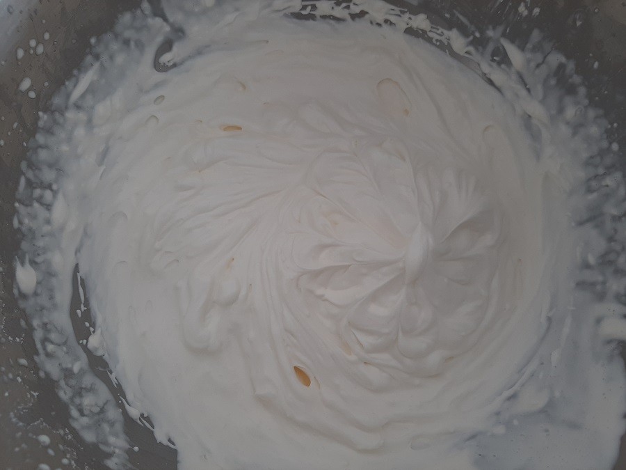 Walentynkowy deser w pucharkach z galaretką, bitą śmietaną i mascarpone