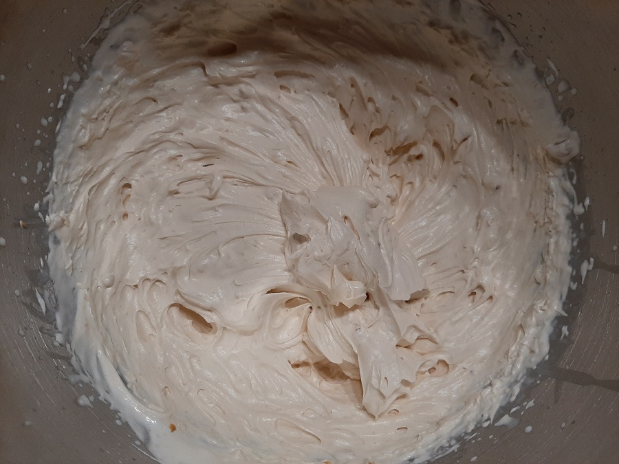 Krem z mascarpone i masłem orzechowym do tortów, deserów i babeczek