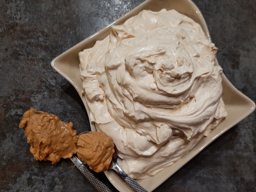 Krem z mascarpone i masłem orzechowym do tortów, deserów i babeczek
