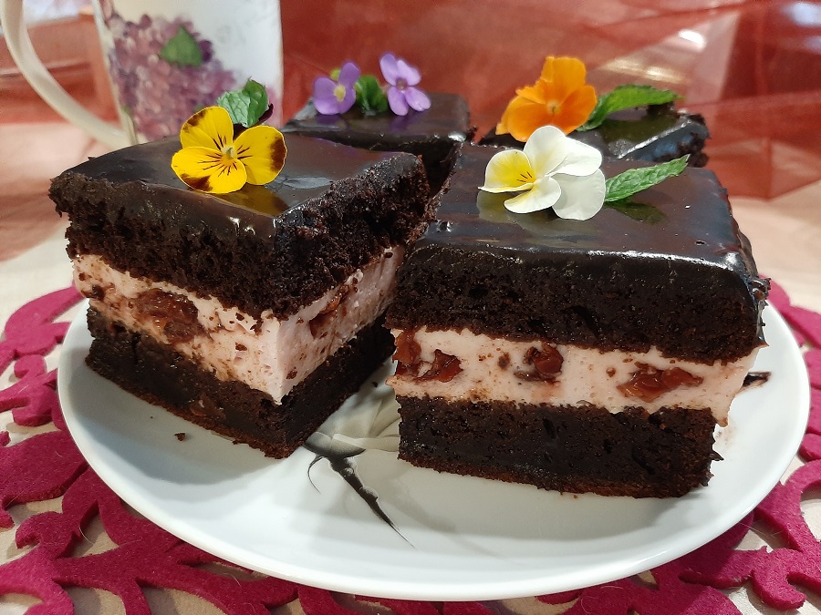 Czekoladowe ciasto z pianką waniliowo-wiśniową