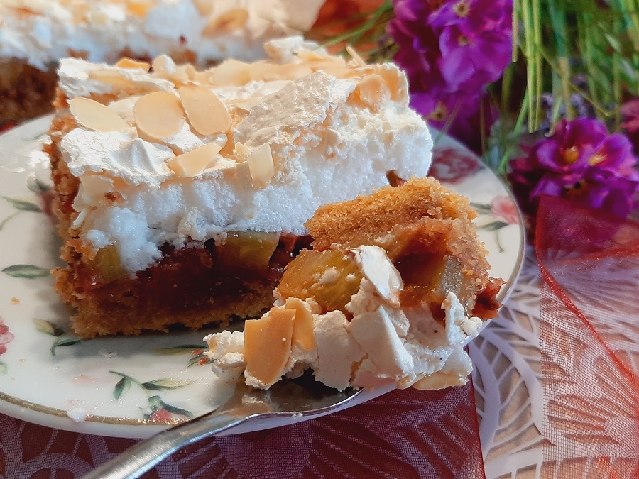 Kruche ciasto z rabarbarem, truskawkami pianką bezową