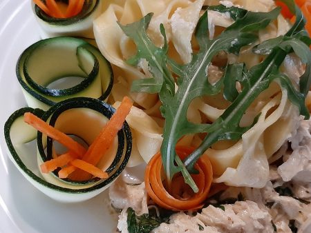 Makaron tagliatelle z kurczakiem i szpinakiem w sosie z mascarpone