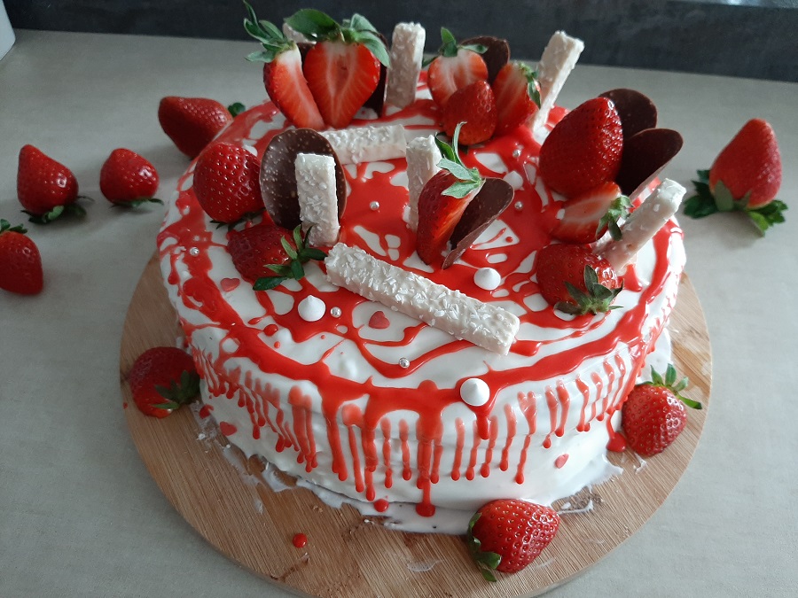 Tort kokosowo-porzeczkowy z truskawkami