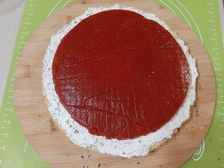 Tort straciatella z żelką truskawkową i masłem orzechowym