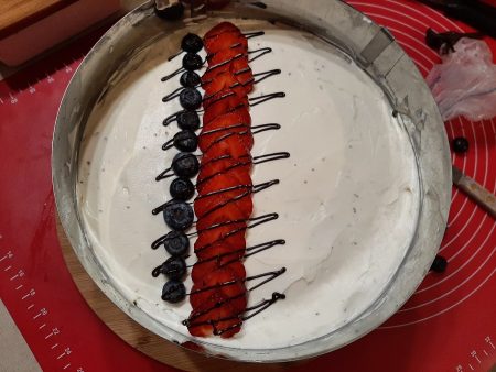 Kakaowy tort śmietanowy z truskawkami i borówkami
