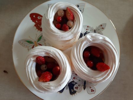 Bezy mini Pavlova z kremem lawendowym