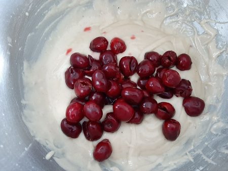 Jogurtowe babeczki z wiśniami lub czereśniami