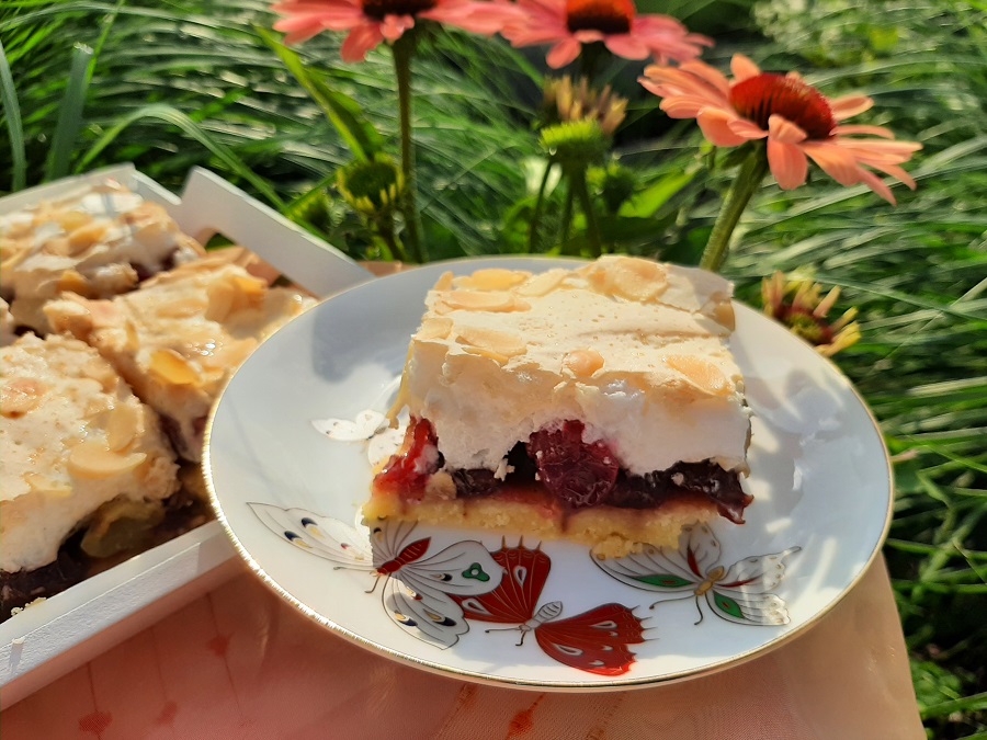 Kruche ciasto z agrestem i pianką bezową