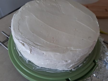 Tort śmietanowy z pianką i truskawkami