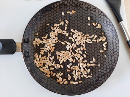 Sałatka z tuńczykiem, makaronem i jarmużem