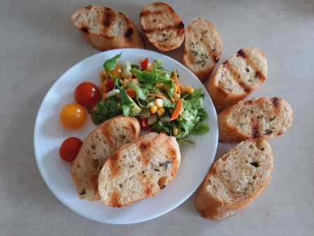 Grillowana bagietka z masełkiem czosnkowym