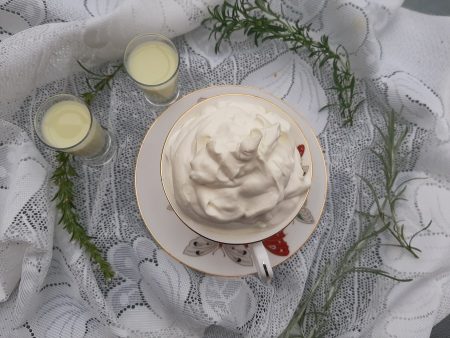 Krem pistacjowy z bitą śmietaną i likierem