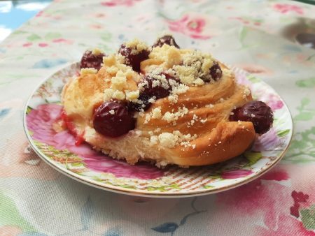 Drożdżówki z wiśniami i kruszonką